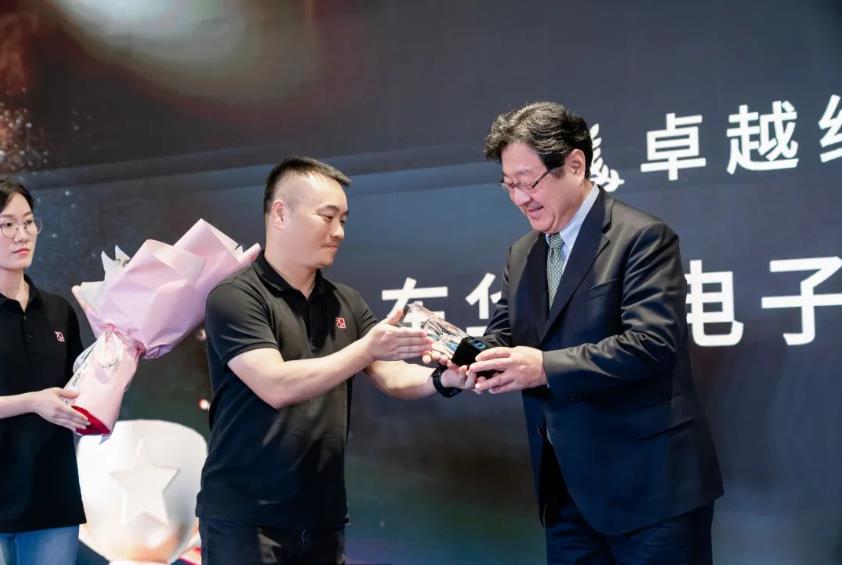 “卓越综合奖”授奖 “卓越综合奖”授奖